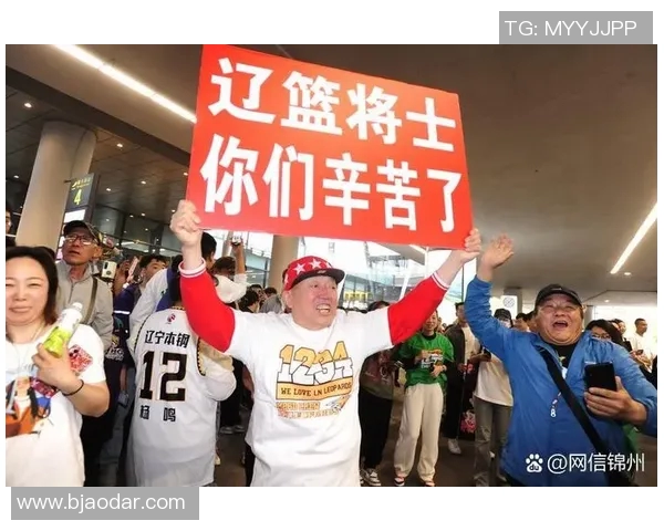 球员赛后感谢粉丝热情接机，机场变“球迷海”